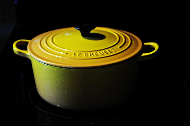 The Pioneer Woman Timeless Beauty 6-Quart Enamel-on-Cast Iron Holiday Dutch  Oven, Linen 