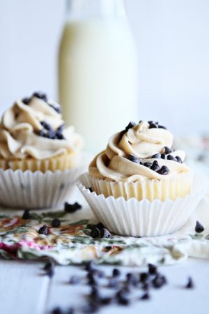 FRENCH VANILLA CUPCAKES WITH CHOCOLATE CHIP COOKIE DOUGH FROSTING