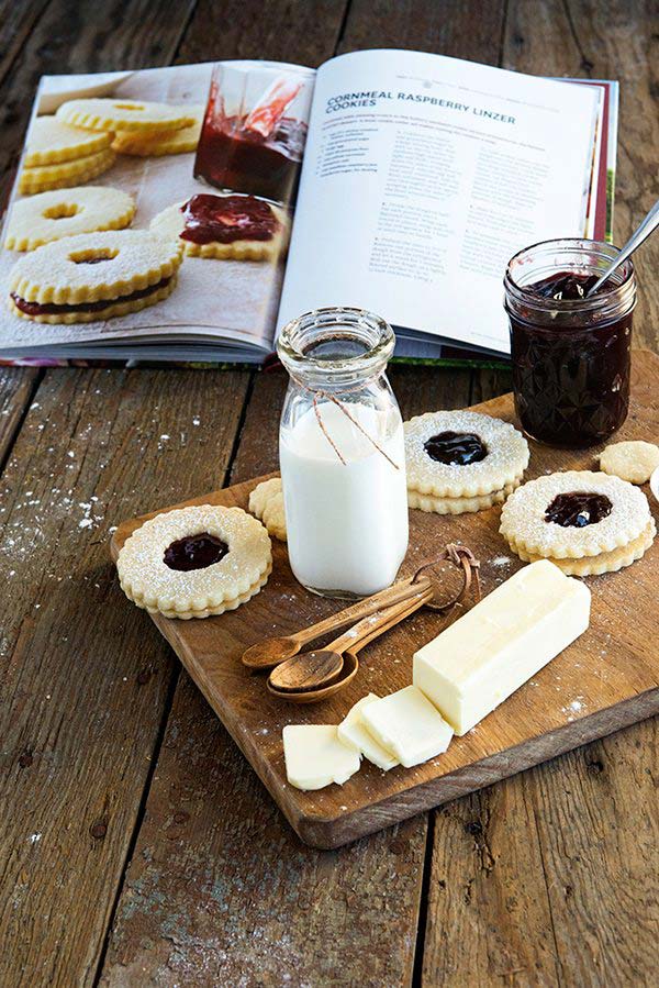 This Raspberry Linzer Cookie definitely needs to make an appearance on your holiday cookie tray! From dineanddish.net