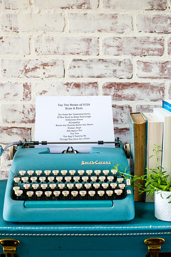 Typewriter with a list of favorite books from 2019.