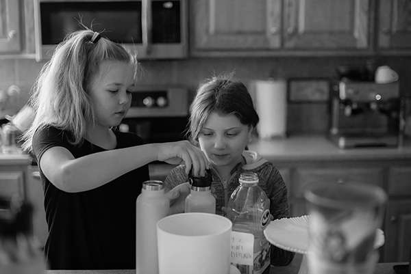 2 girls making lemonade